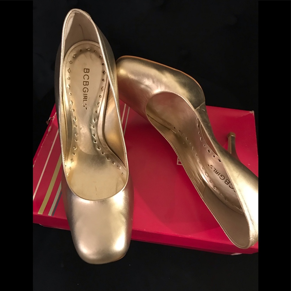 BCBGIRL Gold Round Toe pump.Brand New in box.